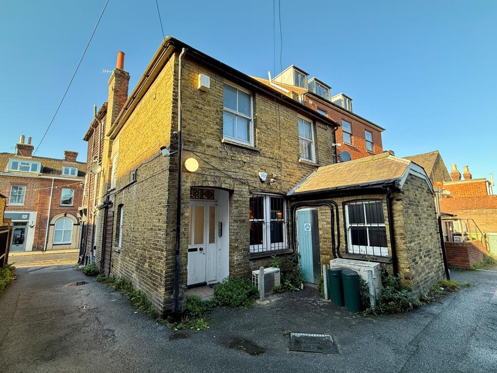 Lot: 44276 - FREEHOLD MIXED USE INVESTMENT - SHOP AND THREE FLATS - Rear Flat Entrance